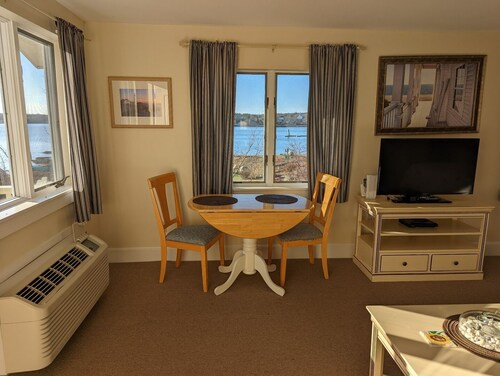 Waterfront studio with kitchen & Wi-Fi Sheepscot Harbour Studio #210