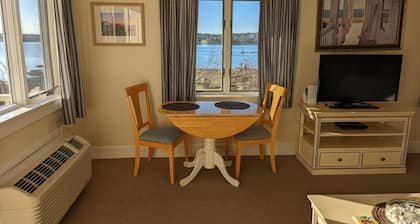 Waterfront studio with kitchen & Wi-Fi Sheepscot Harbour Studio #210
