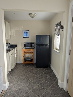 Private kitchen - Waterfront studio with kitchen & Wi-Fi Sheepscot Harbour Studio #210 (Edgecomb)
