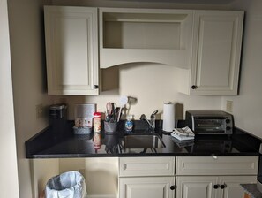 Unclassified image, 5 of 7, button - Waterfront studio with kitchen & Wi-Fi Sheepscot Harbour Studio #210 (Edgecomb)
