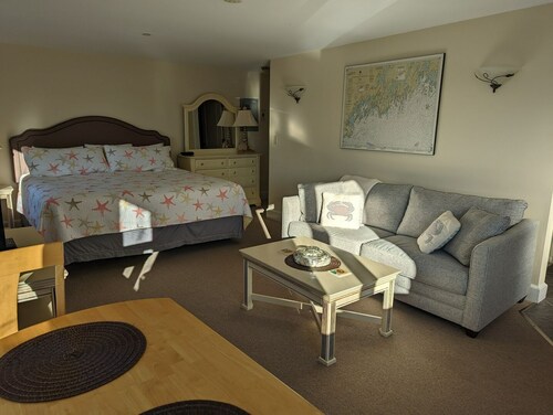 Waterfront studio with kitchen & Wi-Fi Sheepscot Harbour Studio #210