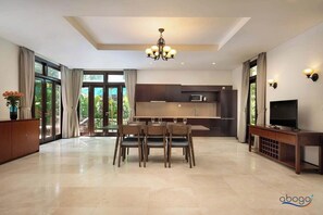 Full-sized fridge, microwave, stovetop, coffee/tea maker