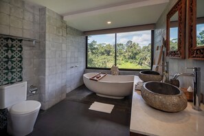 Badewanne und Dusche (separat), Regendusche, Designer-Toilettenartikel