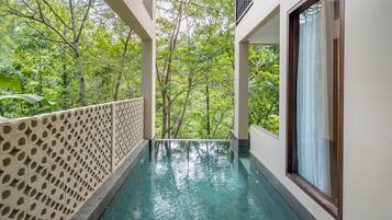 Ekapatni Pool Villas | Area keluarga | Televisi LED 64-inci dengan saluran TV satelit dan perapian