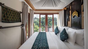 A hotel room with a large bed, a view of lush greenery through the balcony, and a traditional decor style. - Metland Venya Ubud (Ubud)