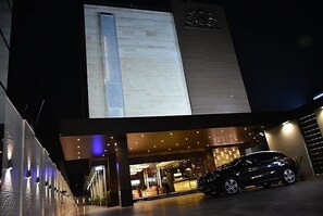 Fassade der Unterkunft – Abend/Nacht