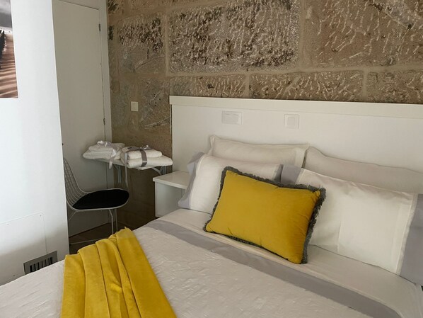 2 bedrooms, desk, iron/ironing board, travel cot