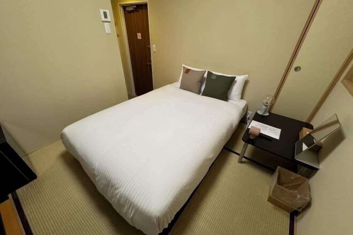 Seprai premium, selimut bulu angsa, dan tempat tidur Select Comfort