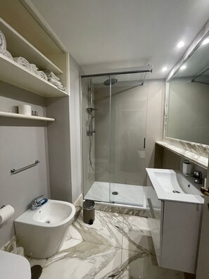 Bruser, hårtørrer, bidet, håndklæder