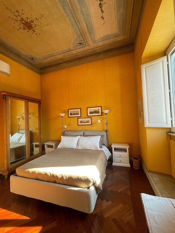 1 soveværelse, skrivebord, strygejern/strygebræt, weekendseng