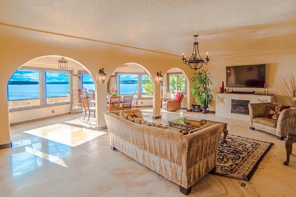 Smart-TV, peis, bøker og stereoanlegg