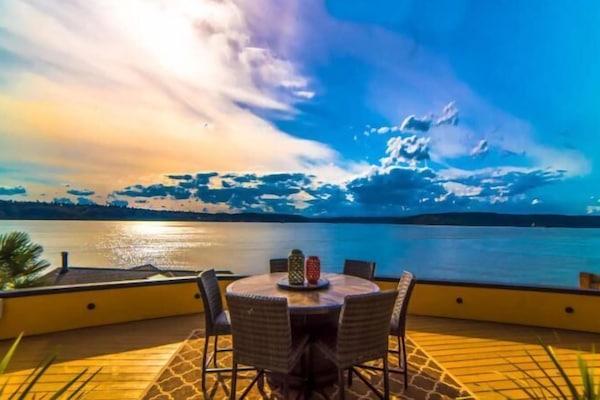 Welcome to Casa Mar a Cielo (Sea To Sky House)
Experience the amazing 180-degree view of Commencement Bay and the Olympic Mountains from your private En Suite balcony.