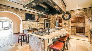 Køleskab, mikrobølgeovn, ovn, kogeplade