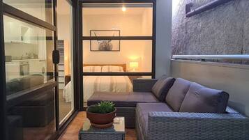 1 bedroom, desk, WiFi