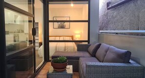 1 bedroom, desk, WiFi