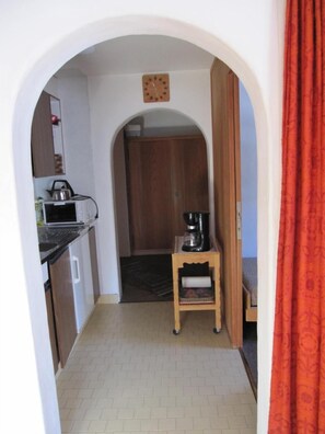 冰箱、茶具/咖啡用具、烤面包机、餐桌