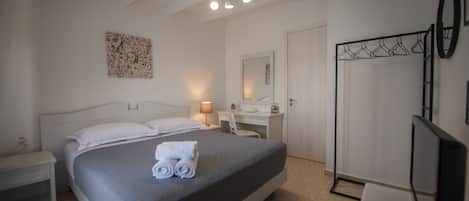 2 makuuhuonetta, tallelokero huoneessa, työpöytä, äänieristys