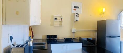 Réfrigérateur, micro-ondes, grille-pain