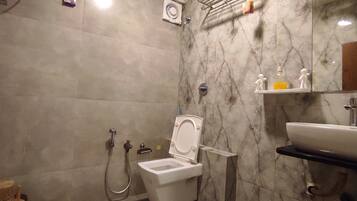 Regadera, amenidades de baño gratuitas, pantuflas, toallas