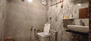 Ducha, artículos de tocador gratuitos, pantuflas, toallas