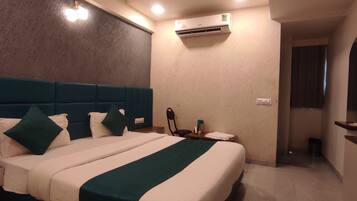 Habitación Deluxe, 1 cama matrimonial, vista a la ciudad | 1 habitación, insonorización, wifi gratis y ropa de cama