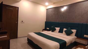 Habitación Deluxe, 1 cama matrimonial, vista a la ciudad | 1 habitación, insonorización, wifi gratis y ropa de cama