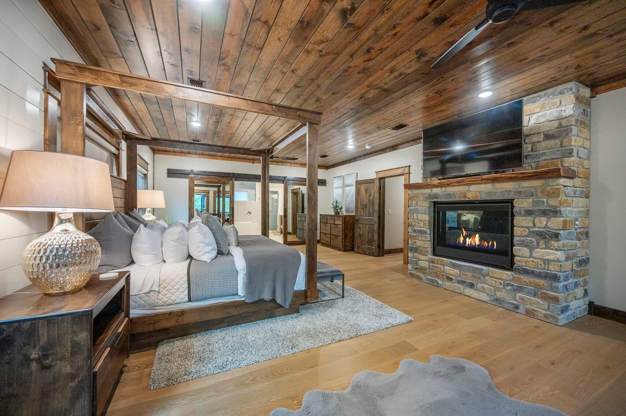 6 bedrooms, desk, iron/ironing board, free WiFi