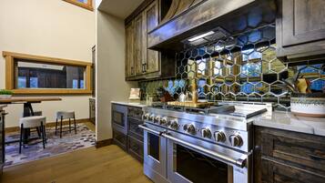 GroĂer KĂŒhlschrank, Mikrowelle, Ofen, Herdplatte