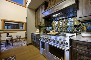 大冰箱、微波炉、烤箱、炉灶