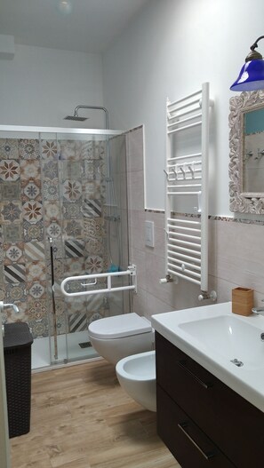 Dusche, Haartrockner, Bidet, Handtücher