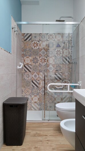 Douche, sèche-cheveux, bidet, serviettes fournies