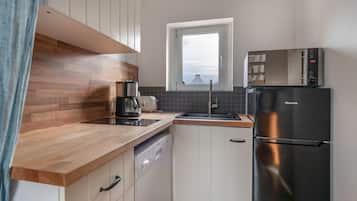 Een koelkast, een microgolfoven, een vaatwasser