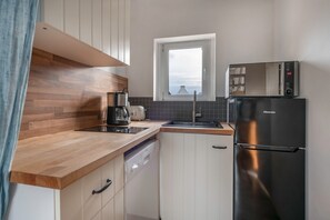 Fridge, microwave, dishwasher, coffee/tea maker
