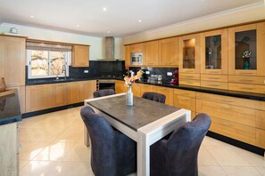 Geladeira, micro-ondas, fogão, lava-louças