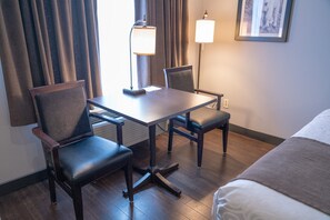 1 chambre, coffre-fort, fer et planche Ă repasser