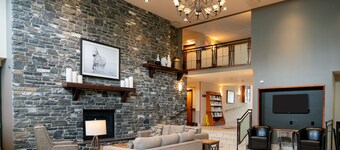 Canmore Retreat with a Jacuzzi Tub + Balcony