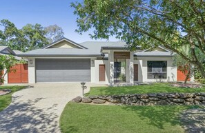 Exterior - Elevated position with city, mountain and ocean views! (Whitfield)