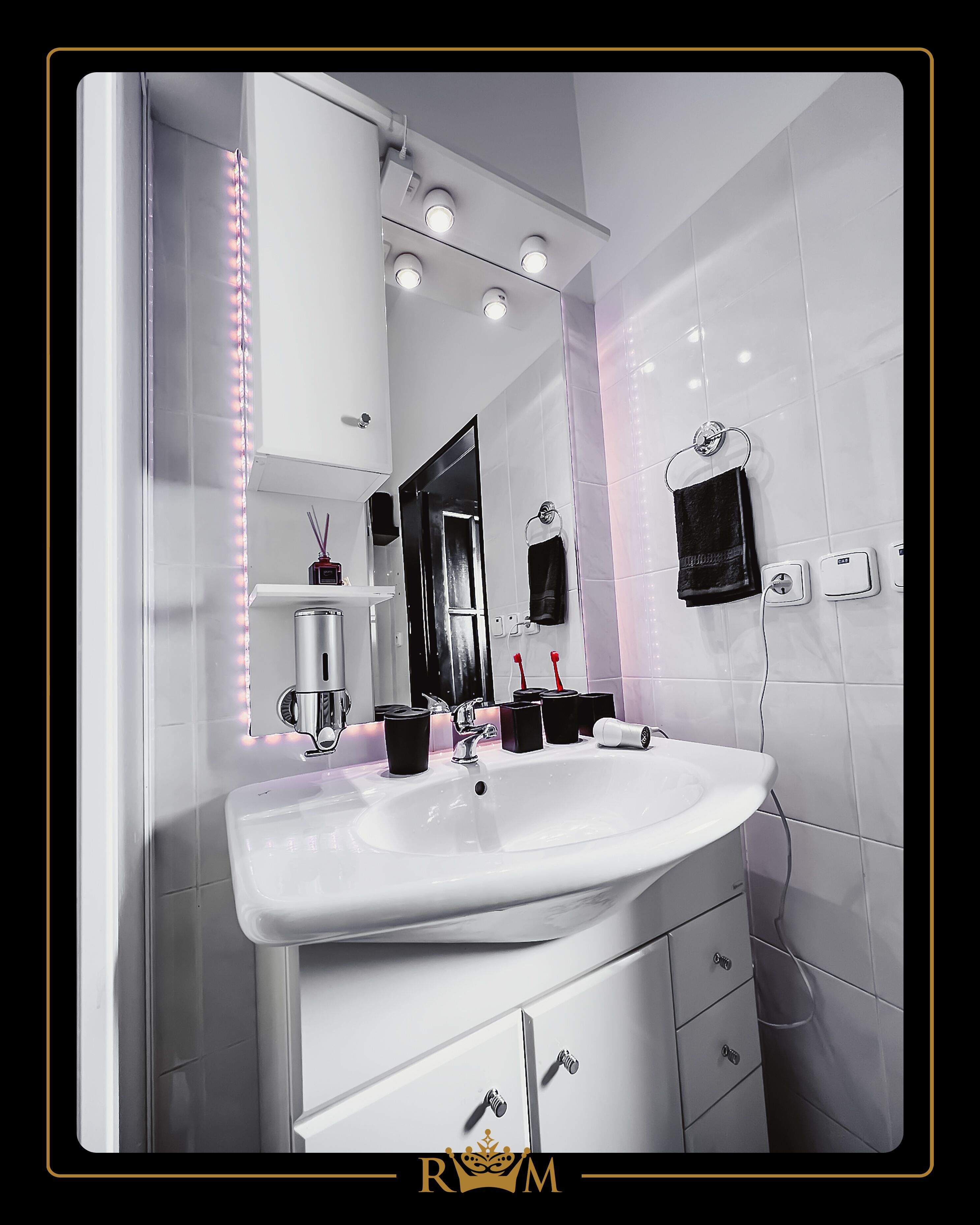 シャワー、ヘアドライヤー、タオル、シャンプー