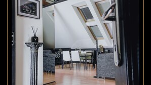 Een modern interieur met een eethoek, een decoratieve kolom en een lijst met een kaart aan de muur.