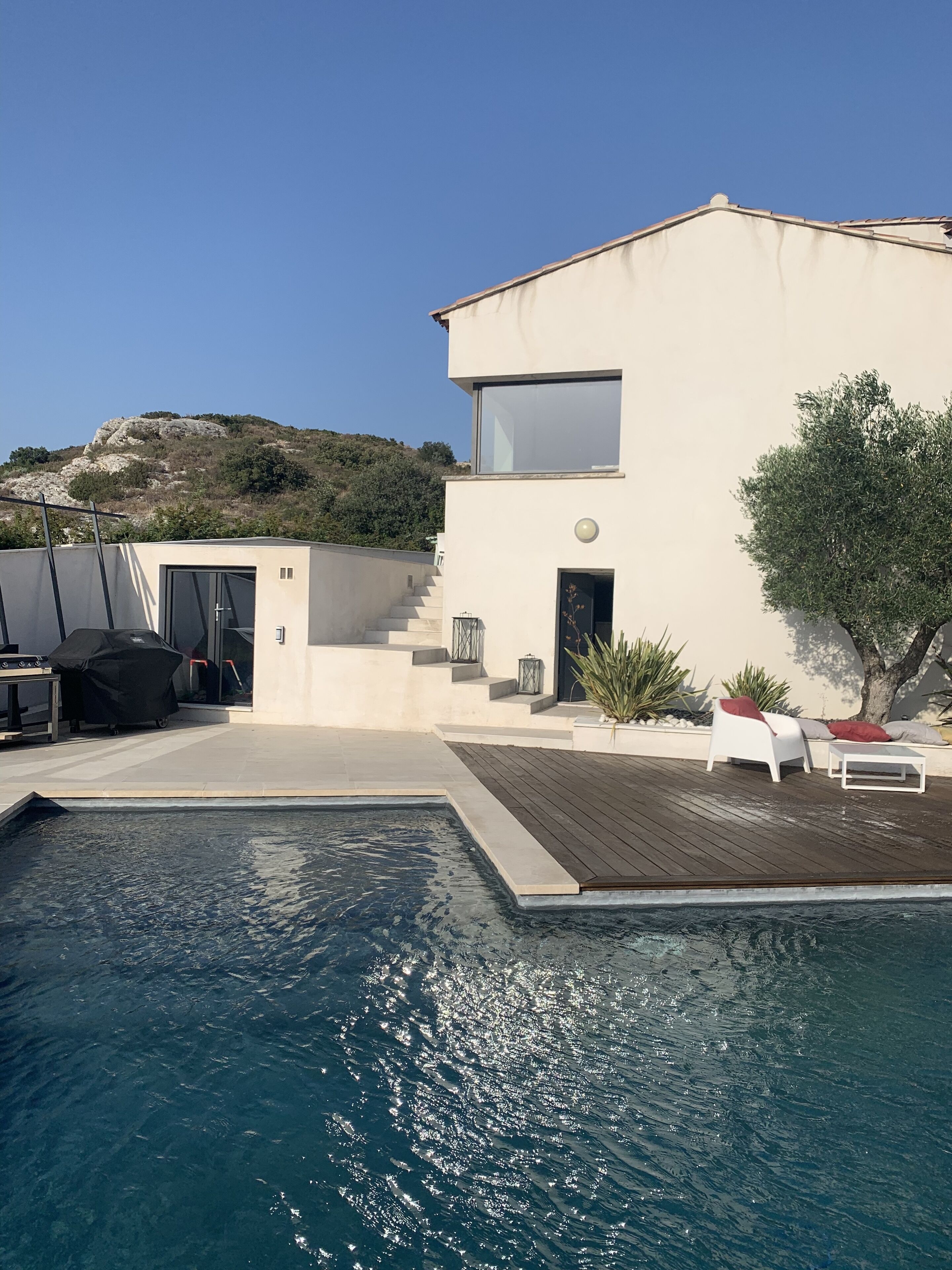 Una piscina al aire libre, una piscina climatizada