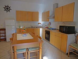 Frigorifero, forno, piano cottura, pentole/stoviglie/utensili