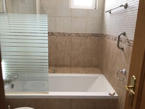 Douche, bidet, serviettes fournies