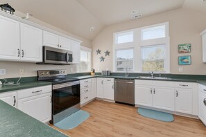 Køleskab, mikrobølgeovn, ovn, kogeplade