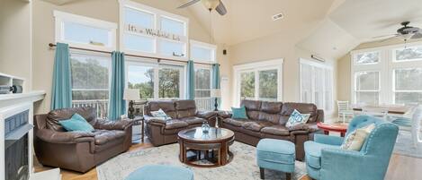 Platt-tv, eldstad, dvd-spelare och ett filmbibliotek