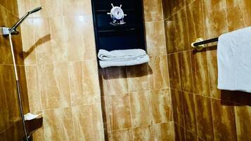 Serviettes fournies, papier toilette