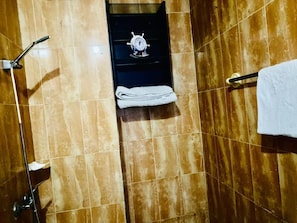 Serviettes fournies, papier toilette
