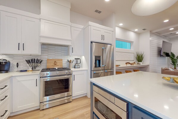 Refrigerador, microondas, horno y parrilla de estufa 