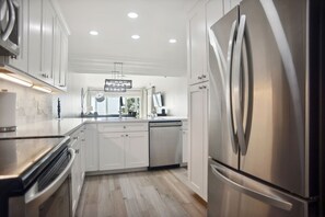 冰箱、微波炉、烤箱、炉灶