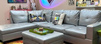Groovy House-King Bed-Pets-Patio-Fence yrd