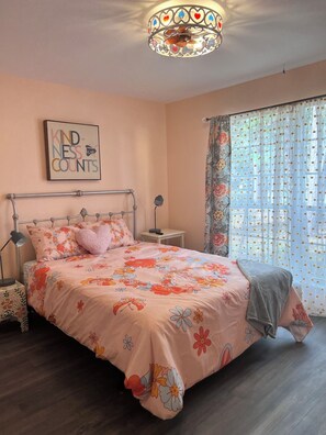 3 bedrooms, desk, iron/ironing board, free WiFi - Groovy House-King Bed-Pets-Patio-Fence yrd (Tallahassee)